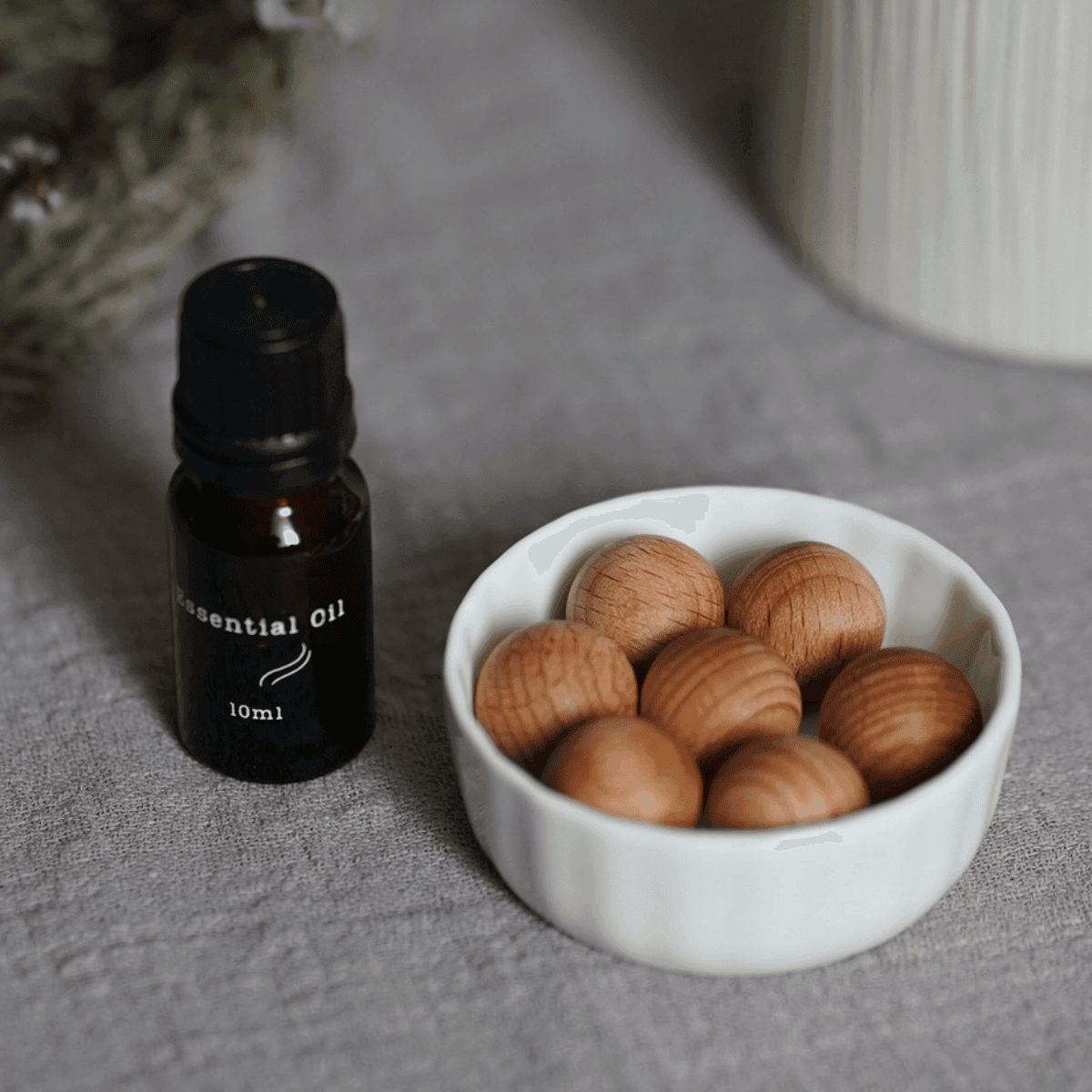 木のボールと陶器のアロマディフューザー